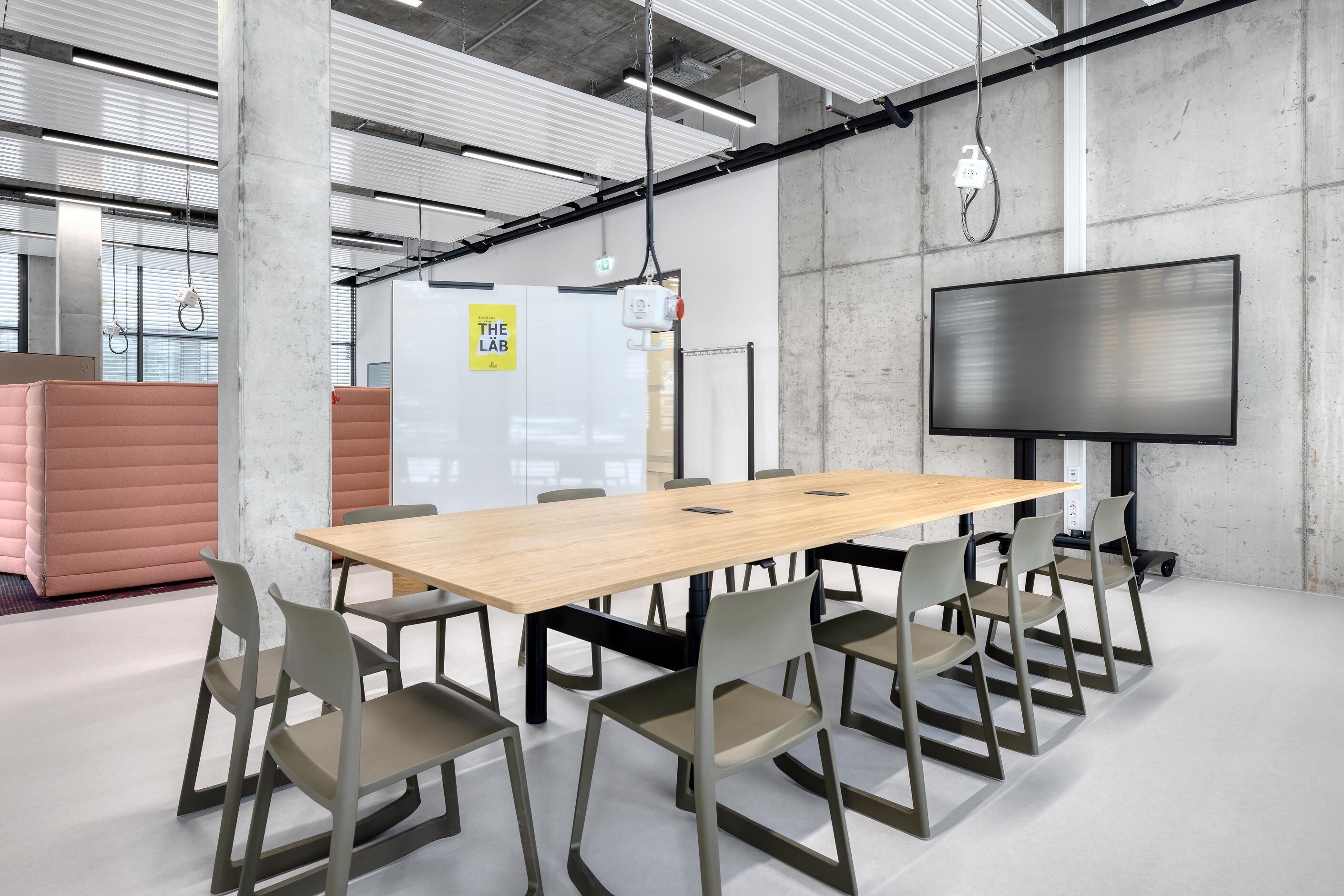CyberLab in Karlsruhe │ prestigiouse brands │ office furniture Vitra, Brunner, Sedus and more