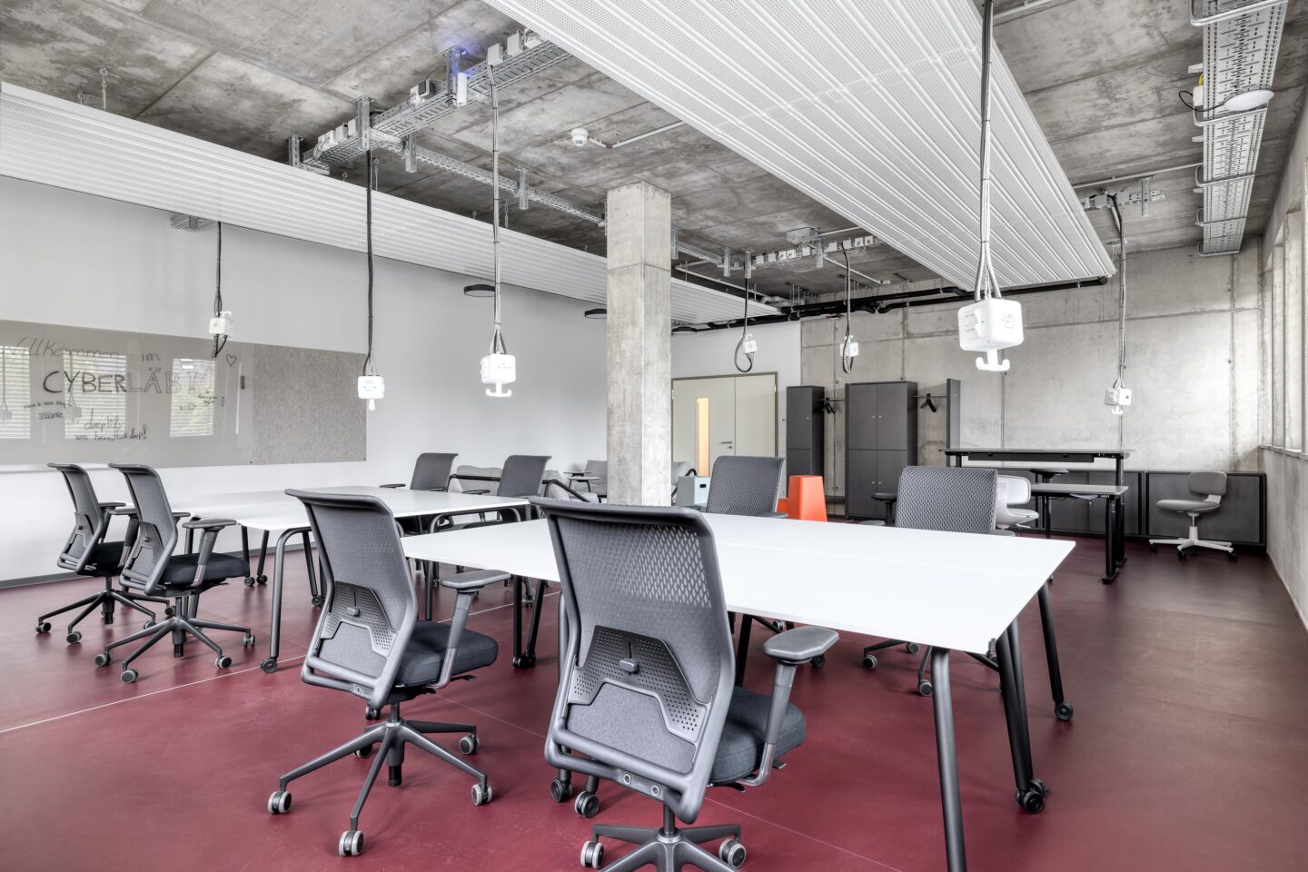 Team working stations at CyberLab in Karlsruhe │ Vitra ID Mesh office chair and tables with rolls for flexible an agile working