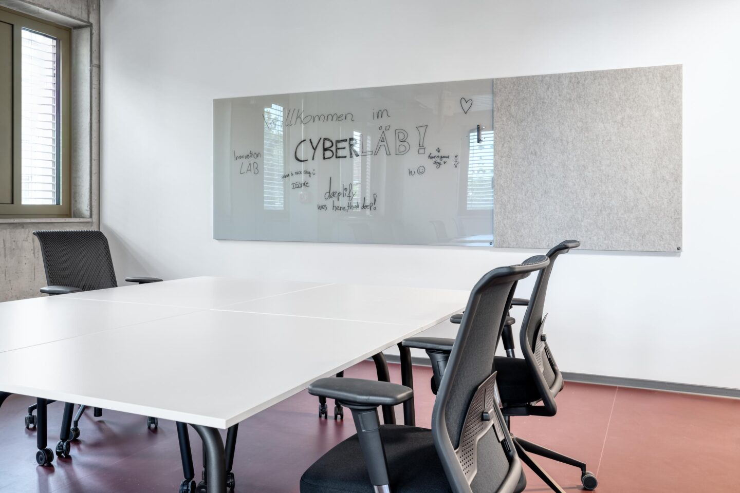 Besprechung │ Meeting │ Kommunikation │ Büroeinrichtung für CyberLab von feco in Karlsruhe