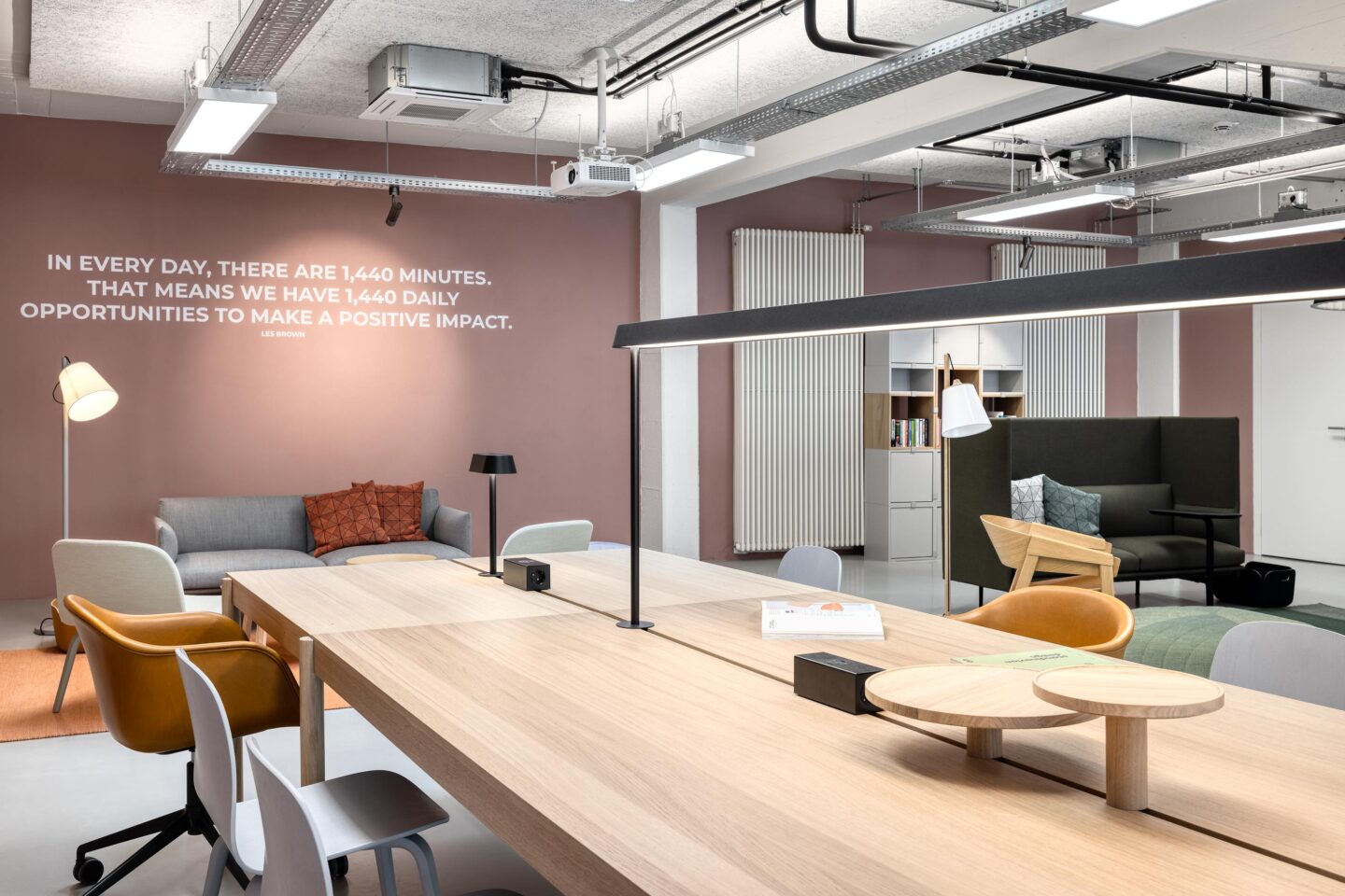 Muuto ist ein dänisches Designunternehmen, das Möbel, Leuchten und Accessoires mit skandinavischem Touch entwickelt