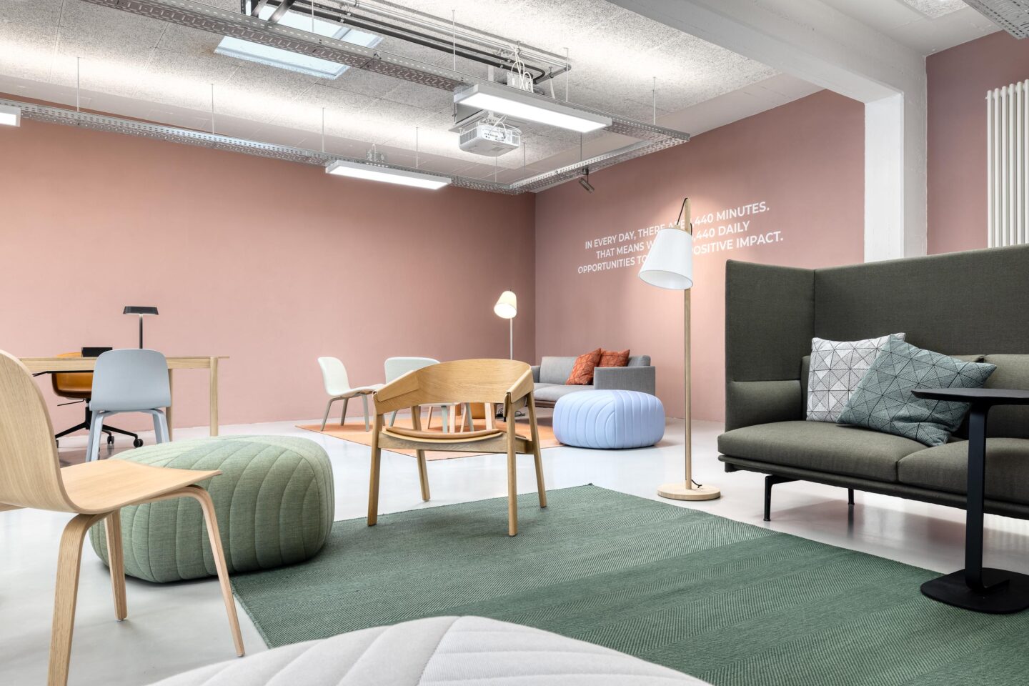 Loungebereich ausgestattet mit Muuto │ skandinavisches Design im Impact Studio