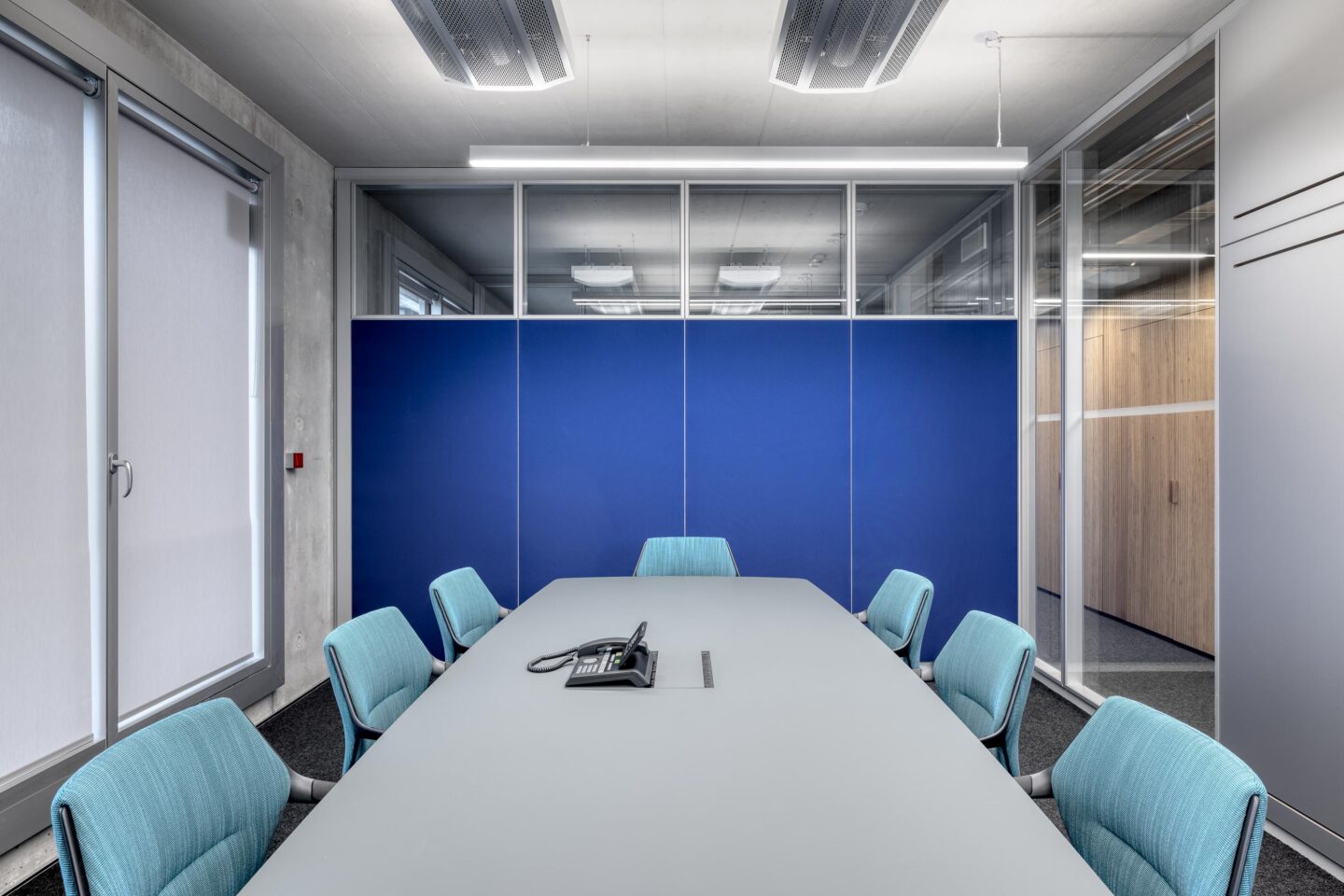 The solid wall panels are designed with object fabrics and contribute to the room acoustics. The textile wall surfaces in different colours provide orientation.