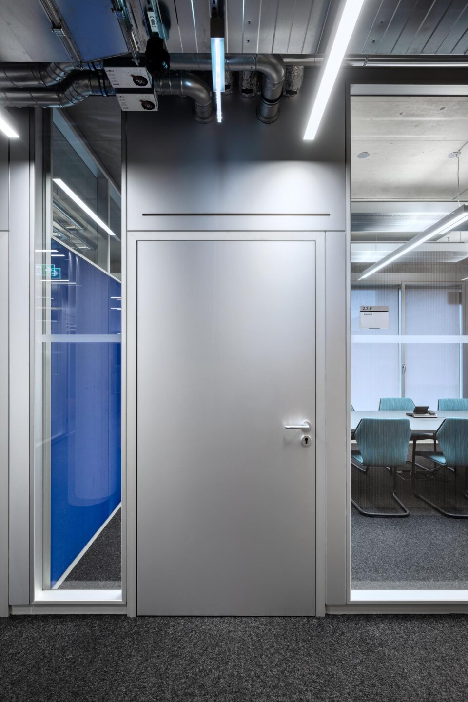 The doors are flush with the corridor as fecotür H70 timber door elements or fecotür A70 aluminium-framed glass doors. Both solutions offer sound insulation class 2, Rw,P = 37 dB.