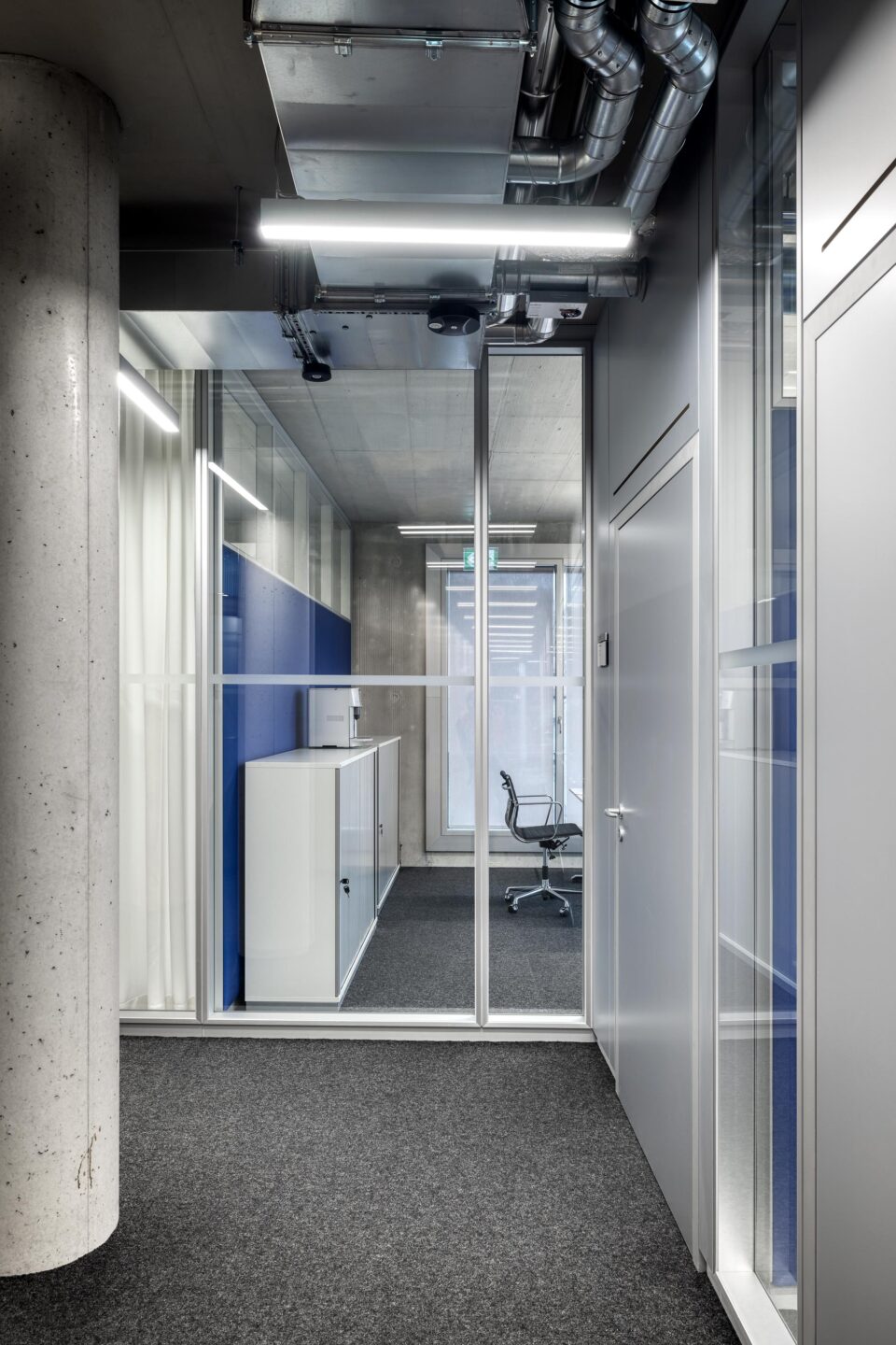 The wall-integrated overflow elements allow air exchange between the office and the corridor and at the same time provide sound insulation.