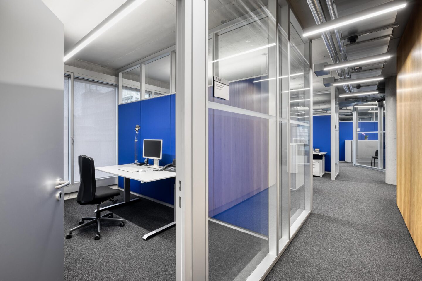 Die Bürozwischenwände vermitteln mit der fecofix-Oberlichtverglasung einen großzügigen Raumeindruck