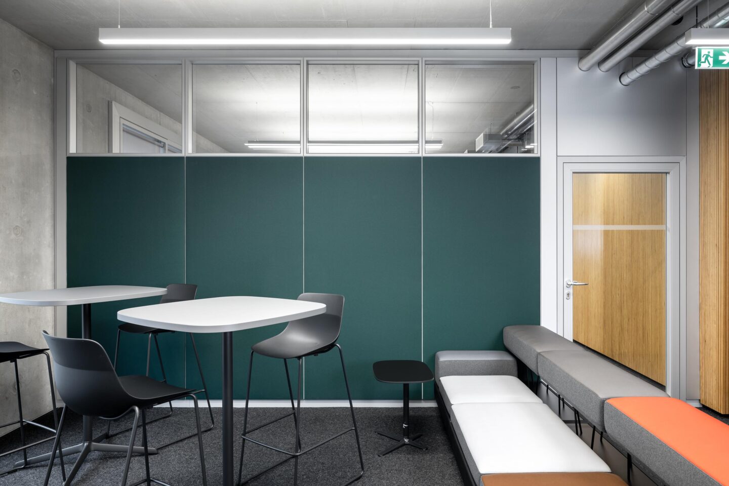 The Berlin office Kuehn Malvezzi Projects has used feco system elements to create an office working environment with a strong identity that facilitates concentrated work as well as communication and exchange within the team.