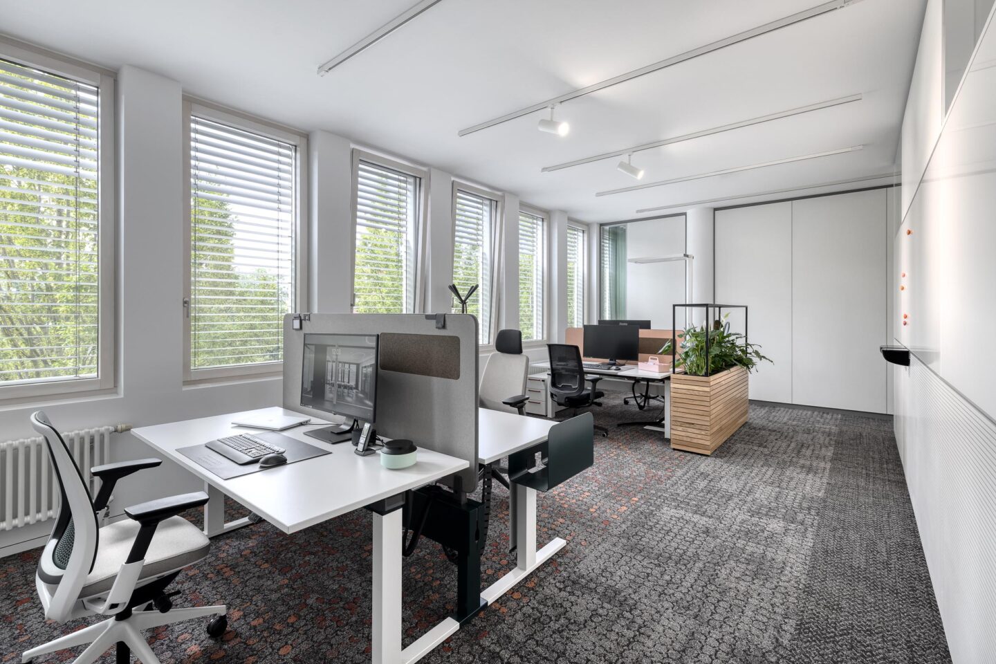 workplaces by Steelcase │ furnished by feco │ partition wall systems by feco
