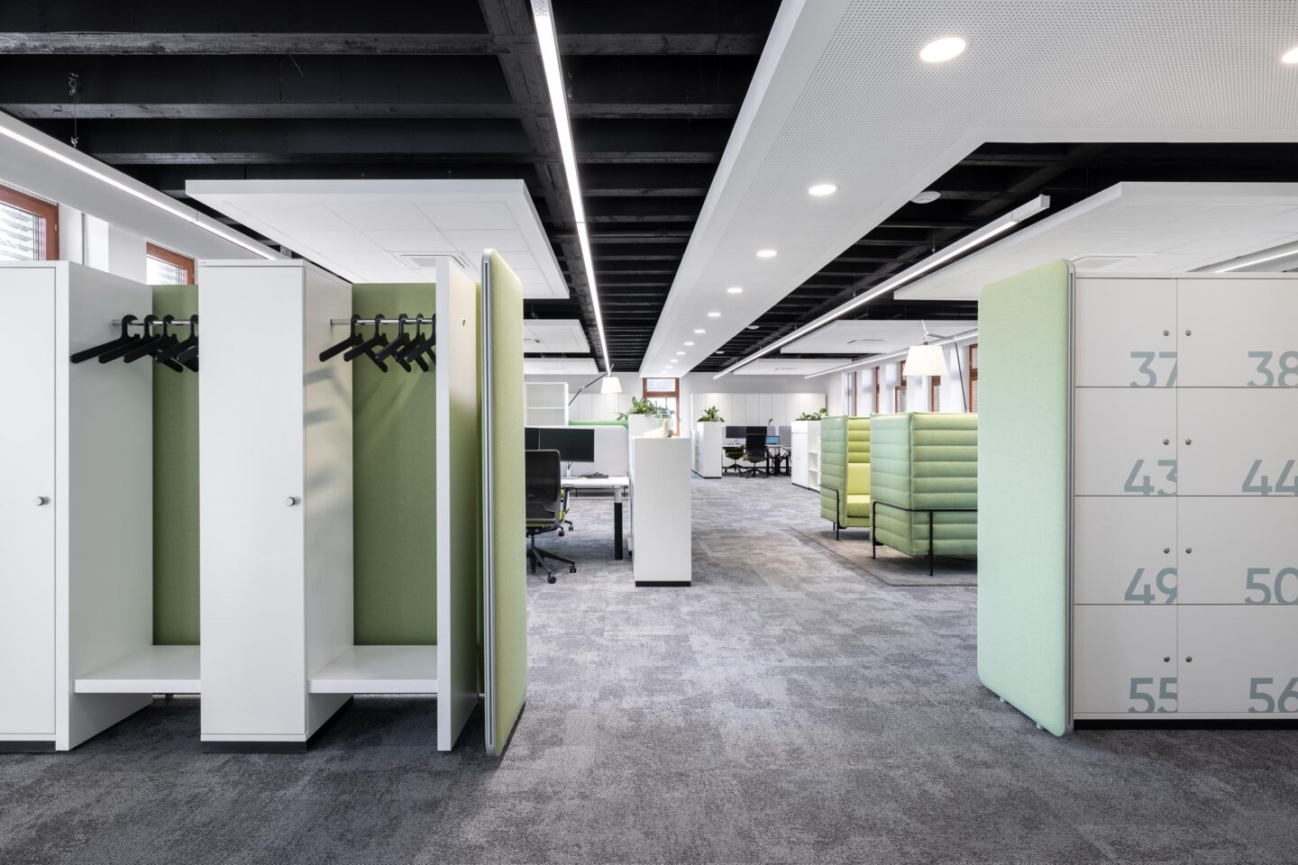 Each office space was given its own colour concept, which is reflected in the upholstery fabrics, carpets and retreat booths