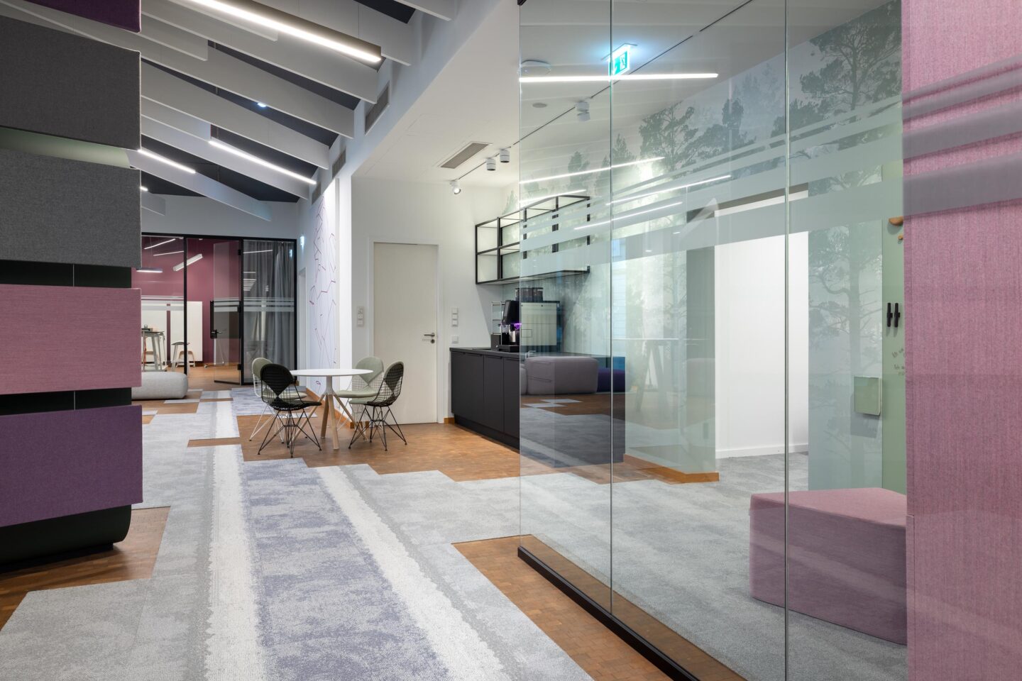 New Work Pilotfläche, L-Bank Karlsruhe | Bürofläche mit Systemwand aus Glas von feco