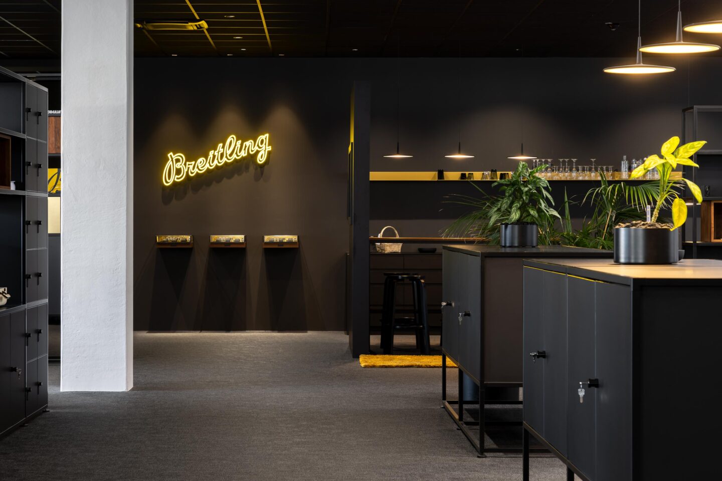 Breitling Deutschland GmbH | Gang mit Stauraum an den Seiten