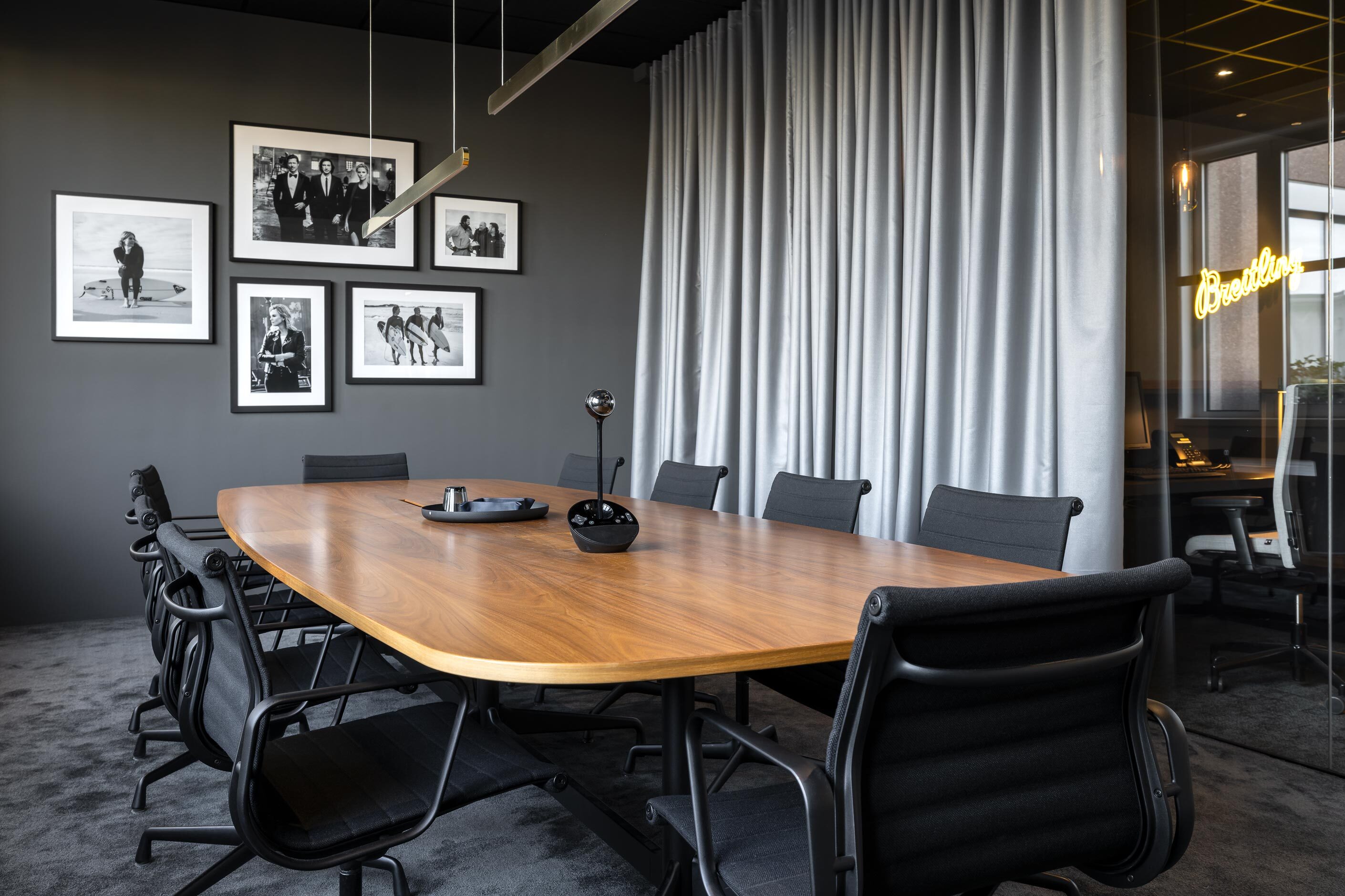 Breitling Deutschland GmbH | Besprechungsraum mit zugezogenem Vorhang