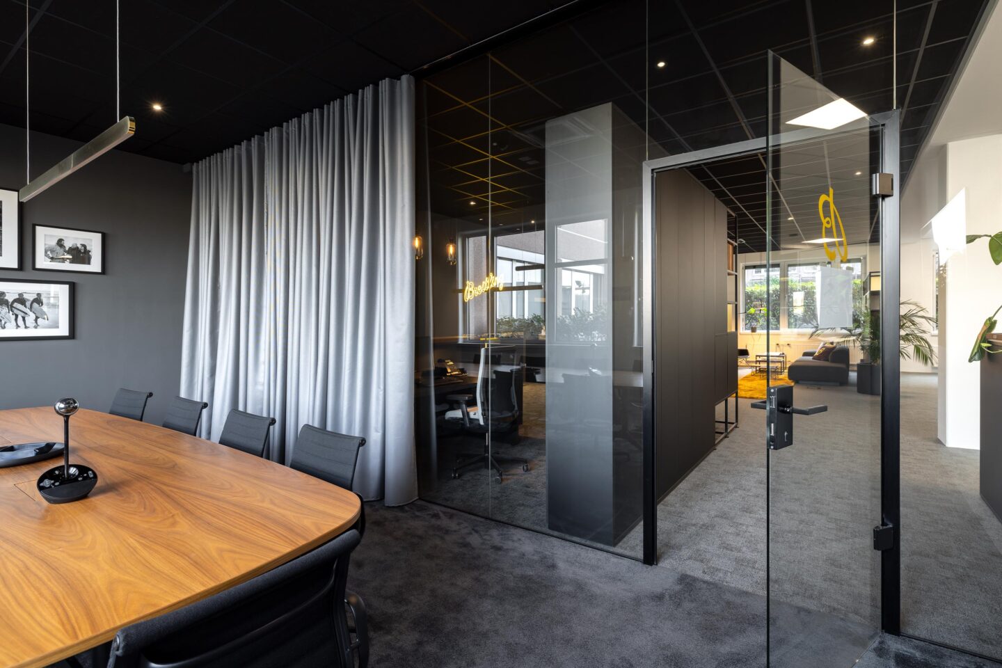 Breitling Germany GmbH | meeting room with glass wall and curtain