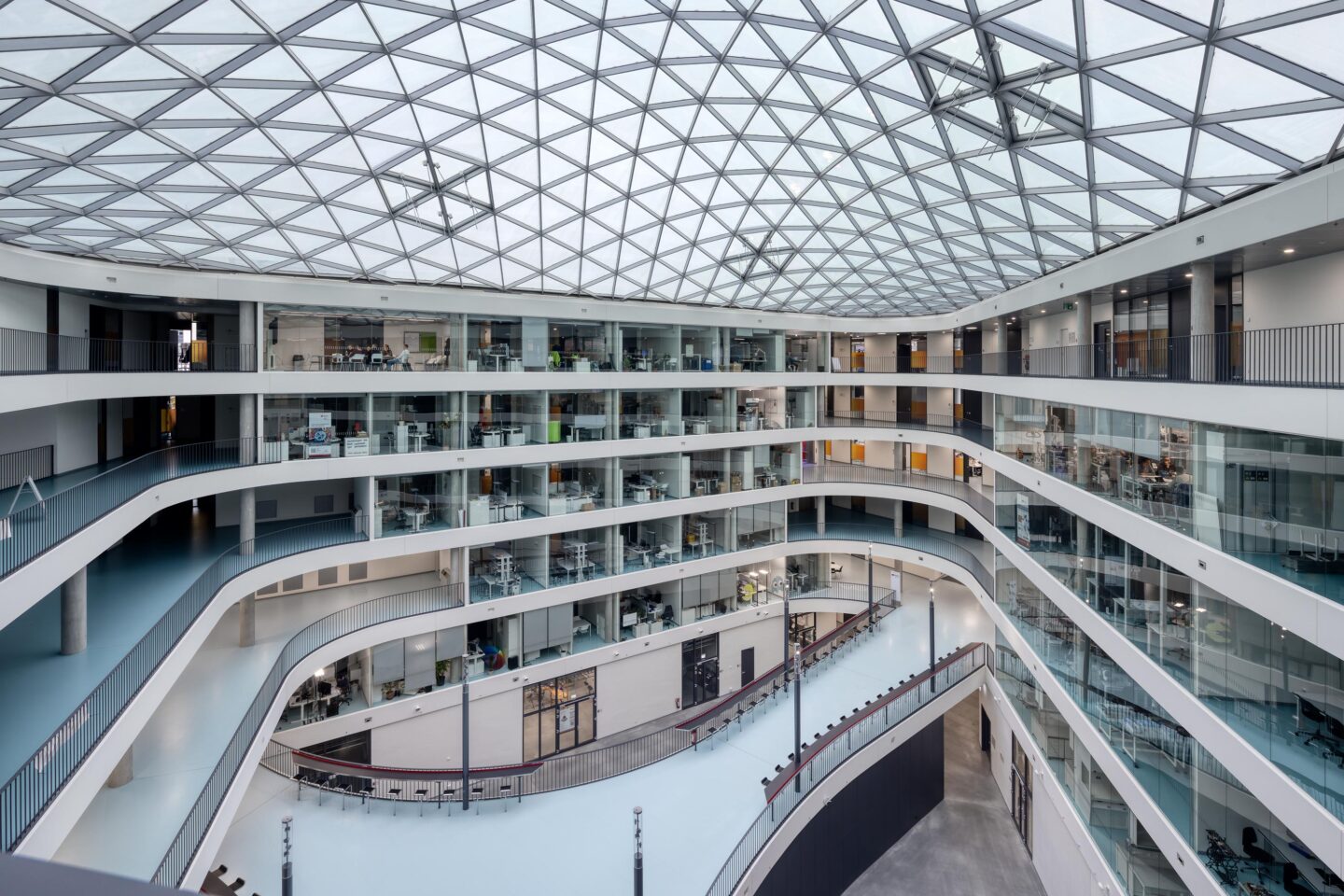 DHBW Stuttgart, Faculty of Engineering | inside the atrium with glass roof