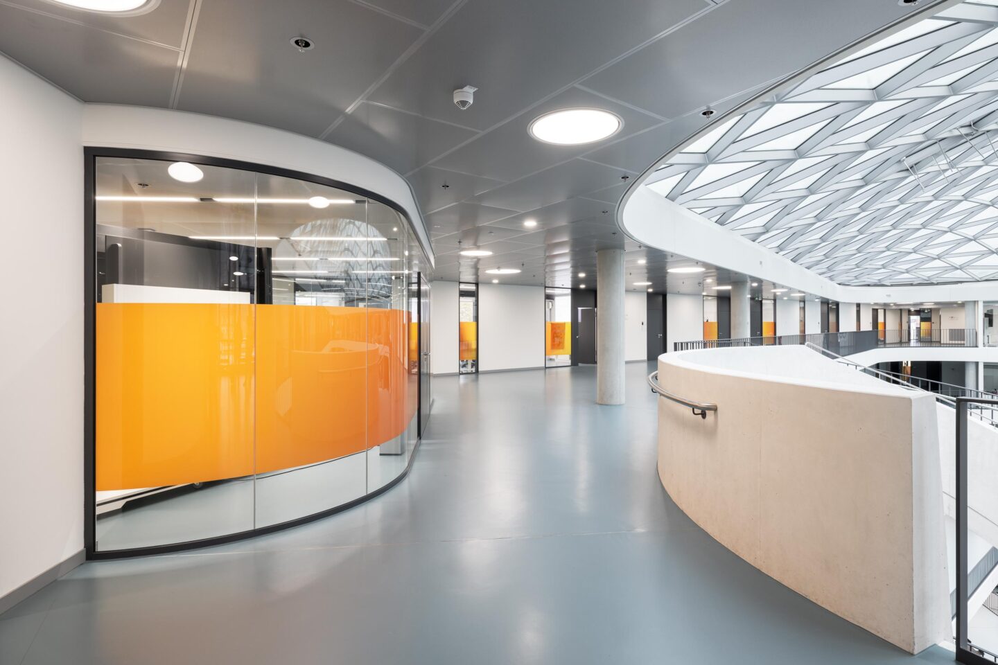 DHBW Stuttgart, Faculty of Engineering | hallway with curved glass walls