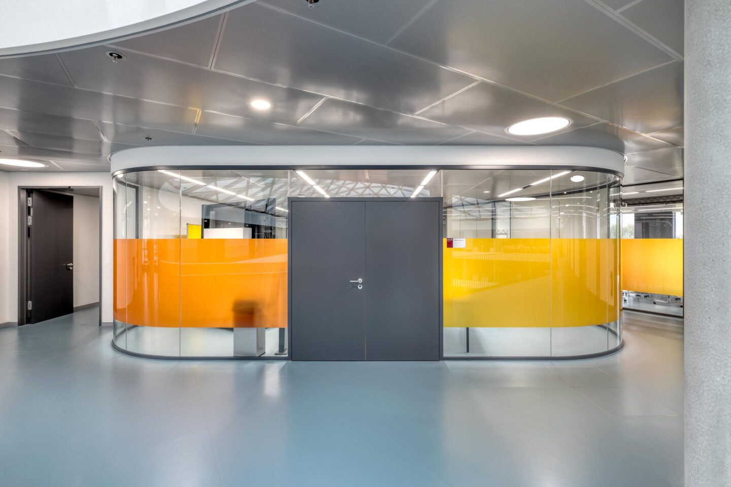 DHBW Stuttgart, Fakultät Technik | Frontalansicht auf abgerundeten Raum mit Glaswänden