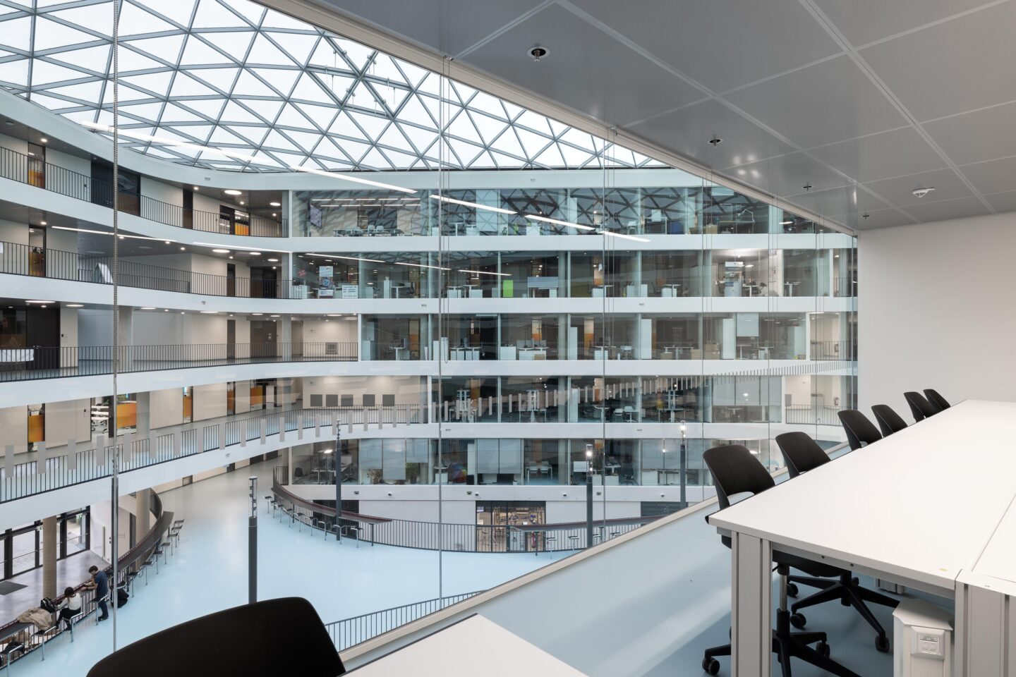 DHBW Stuttgart, Fakultät Technik | Blick durch Glasfront in das Atrium