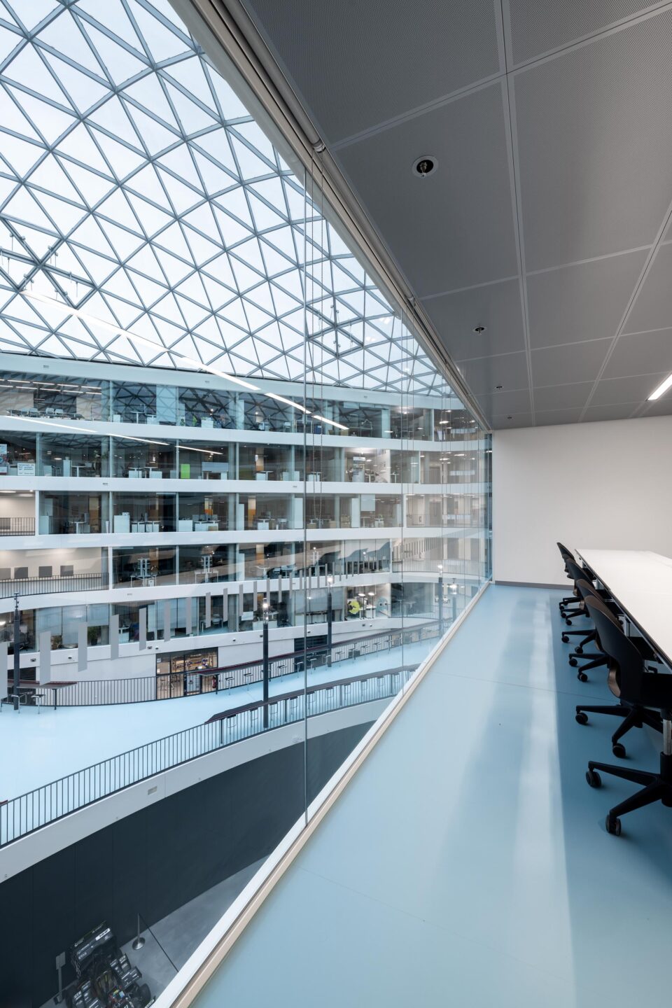 DHBW Stuttgart, Fakultät Technik | Blick durch Glasfront eines Seminarraums