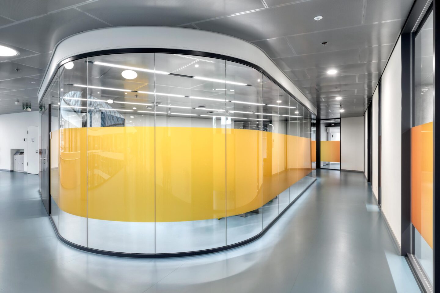 DHBW Stuttgart, Fakultät Technik | Glaswand fecoplan mit orangenen Details