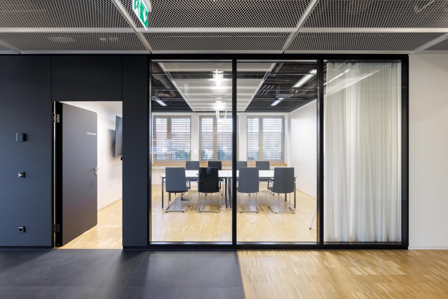 KNF Neuberger GmbH | Blick durch Glastrennwand in Meetingraum