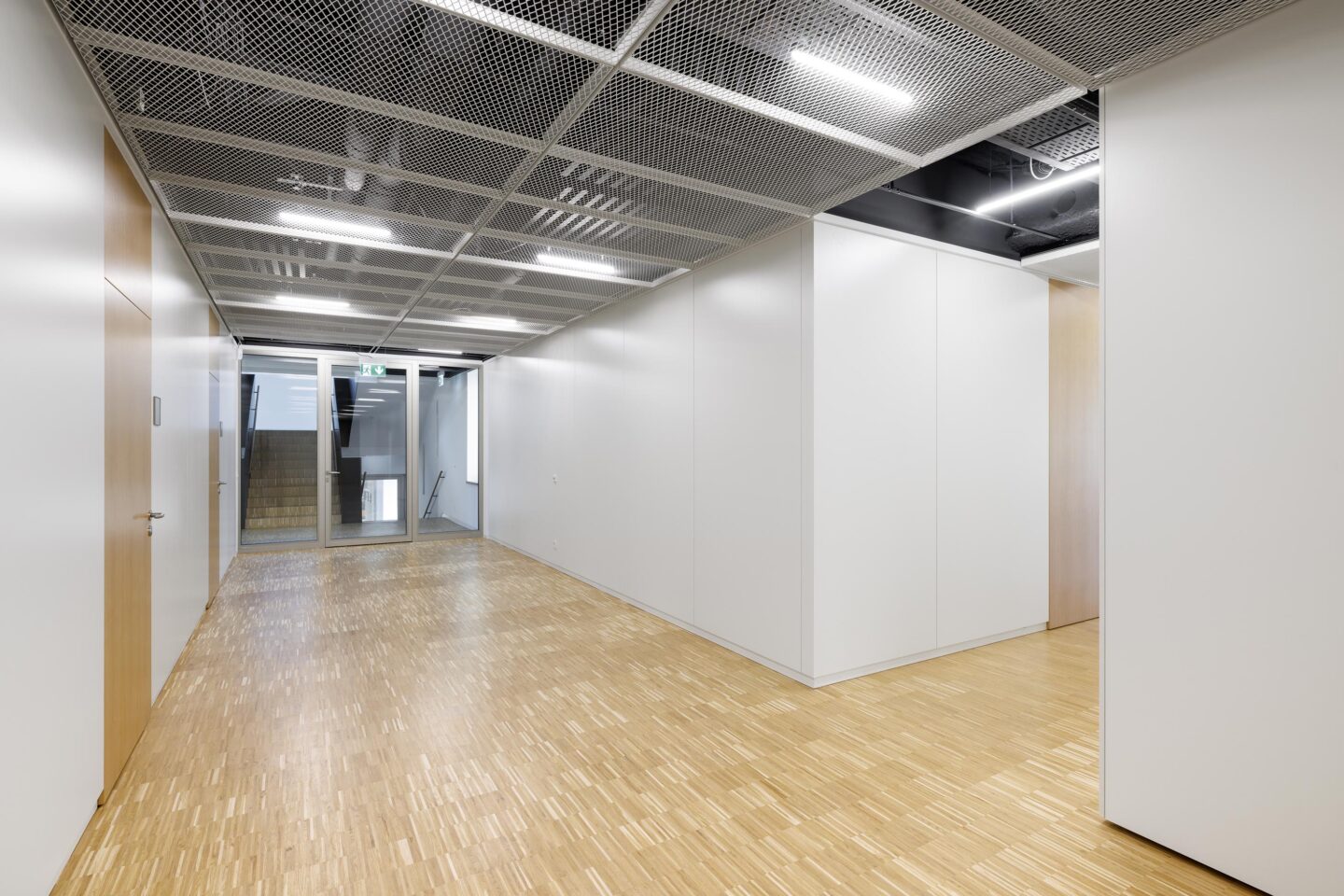 KNF Neuberger GmbH | Büroflur mit weißen Trennwänden