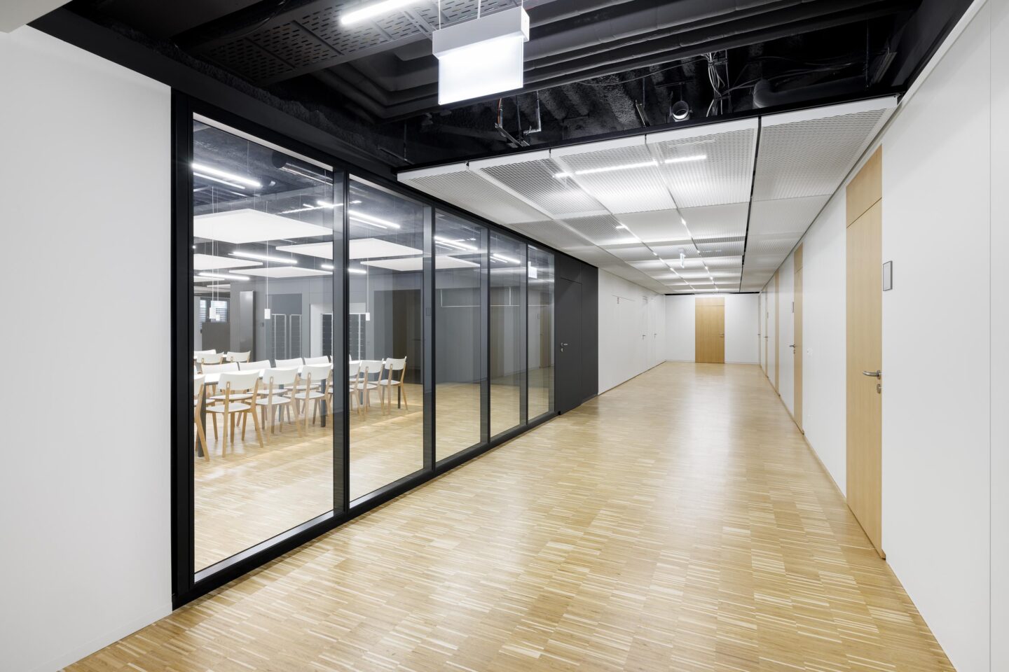 KNF Neuberger GmbH | feco glass walls in front of meeting room