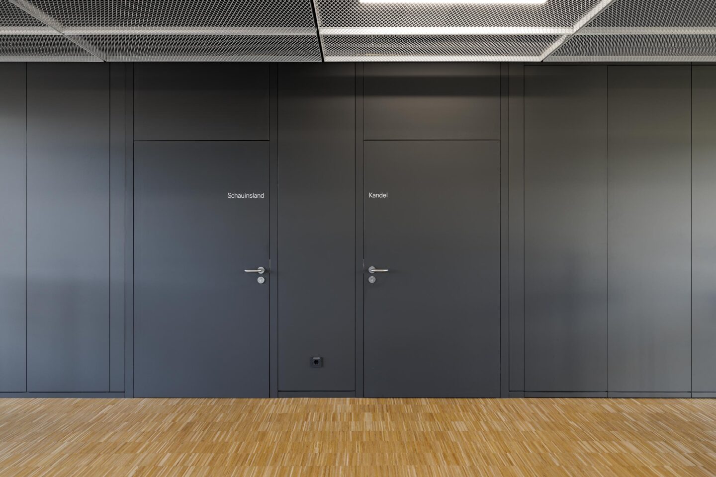 KNF Neuberger GmbH | schwarze Trennwand mit Türen