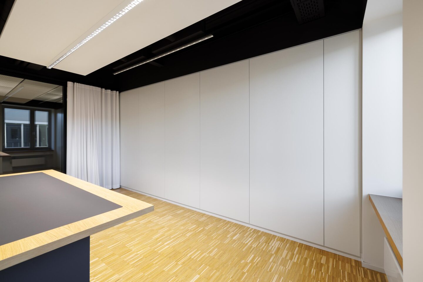 KNF Neuberger GmbH | room corner with curtain and feco walls