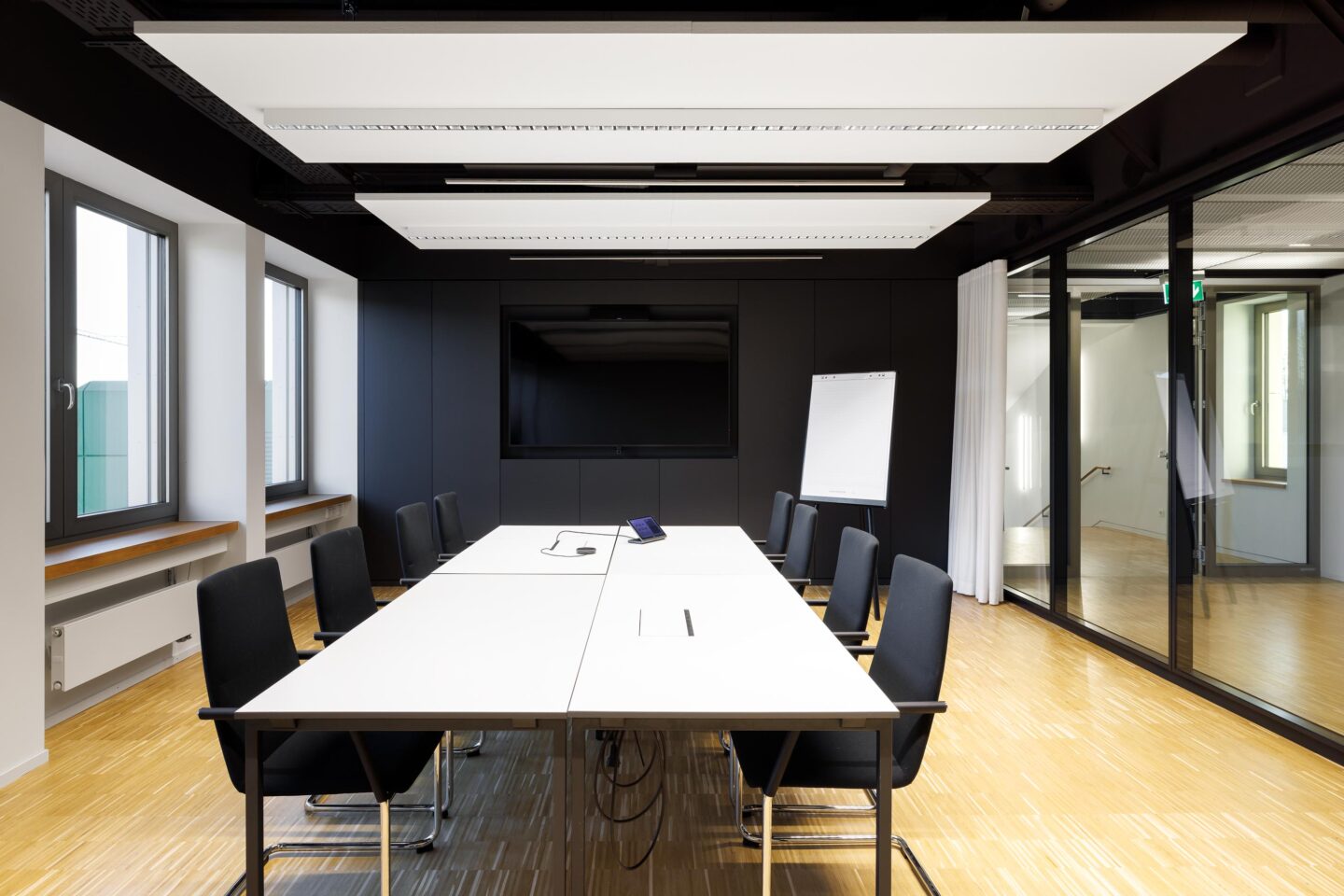 KNF Neuberger GmbH | meeting room with feco glass walls