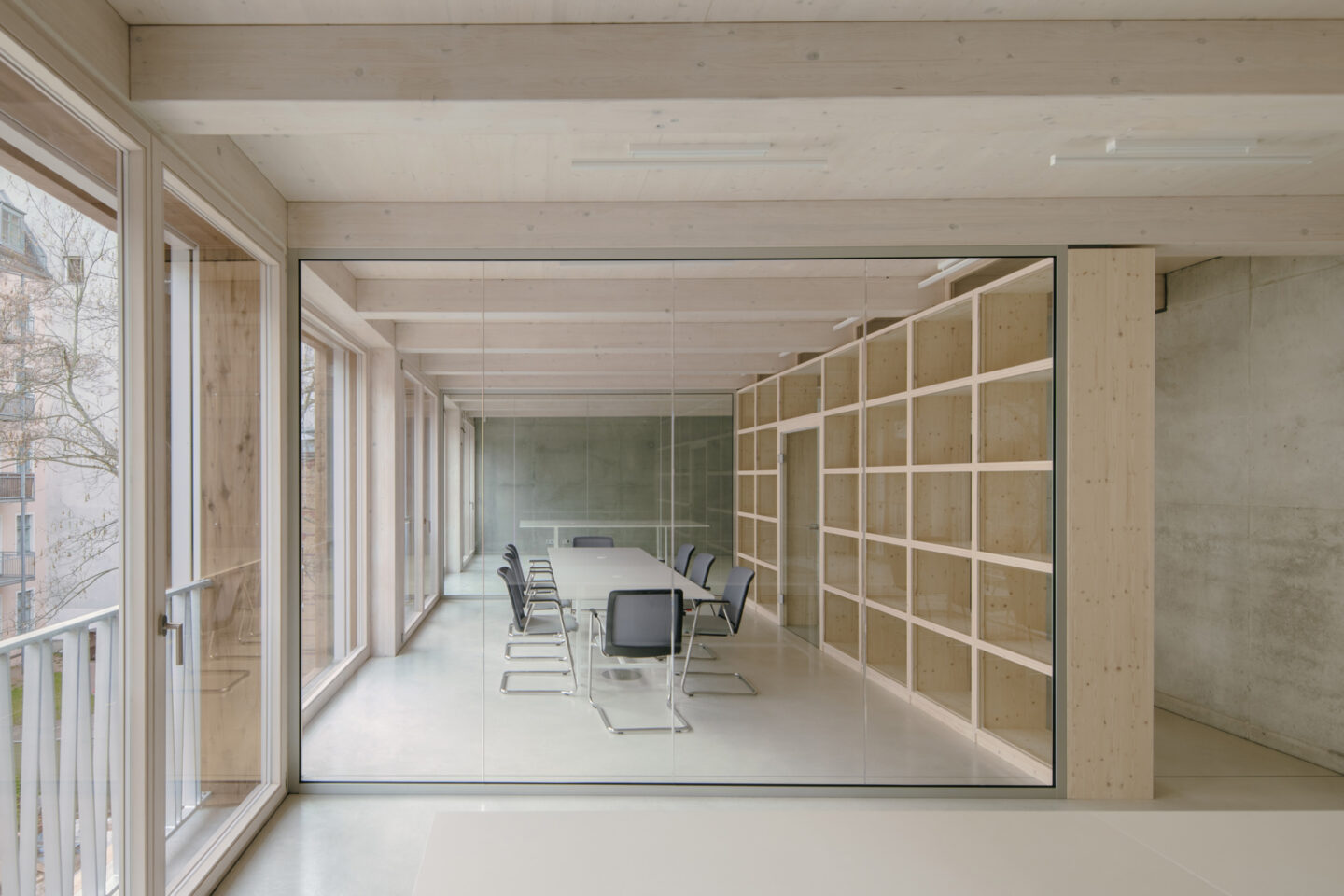 Remise Immanuelkirchstraße Berlin | Blick auf ein Büro mit Holzregal und feco-Glaswand