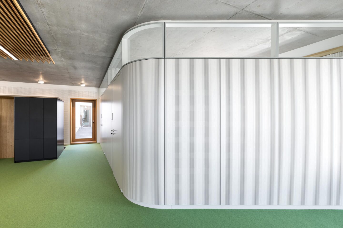 Sparkasse Markgräflerland | rounded corner of office from outside