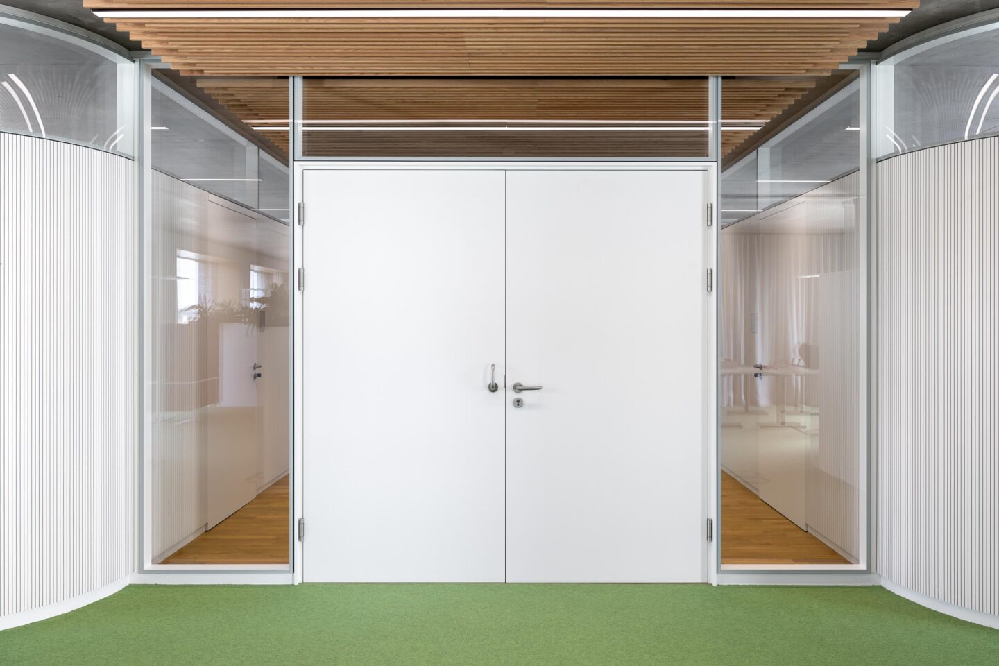 Sparkasse Markgräflerland | entrance and glass walls by feco