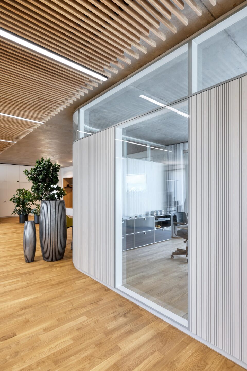 Headquarters of Sparkasse Markgräflerland, Weil am Rhein | office aisle with glass wall by feco