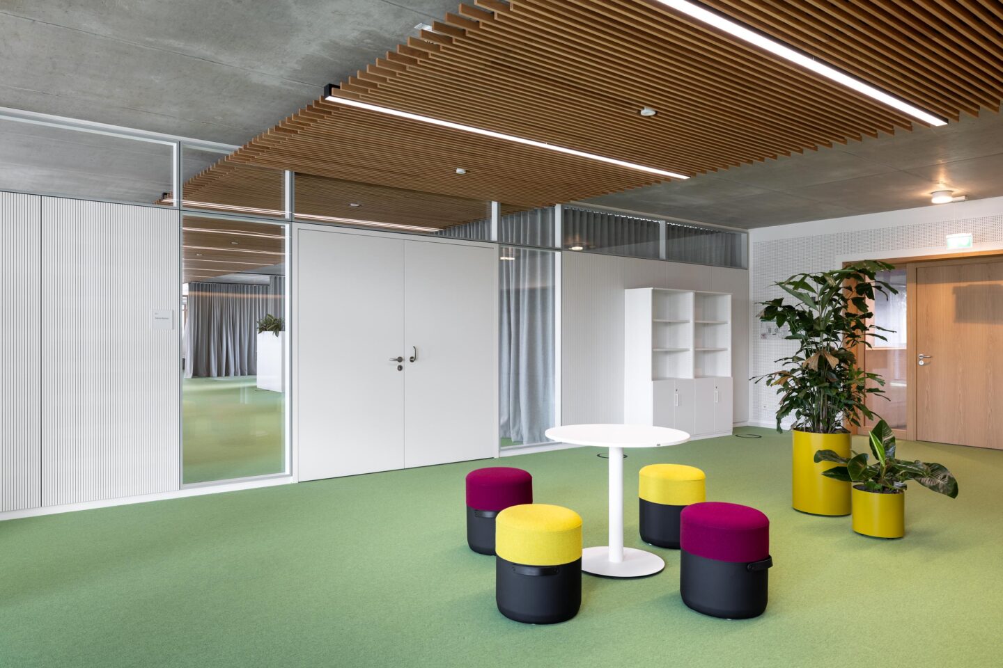 Sparkasse Markgräflerland | sitting area inside an office with system walls by feco