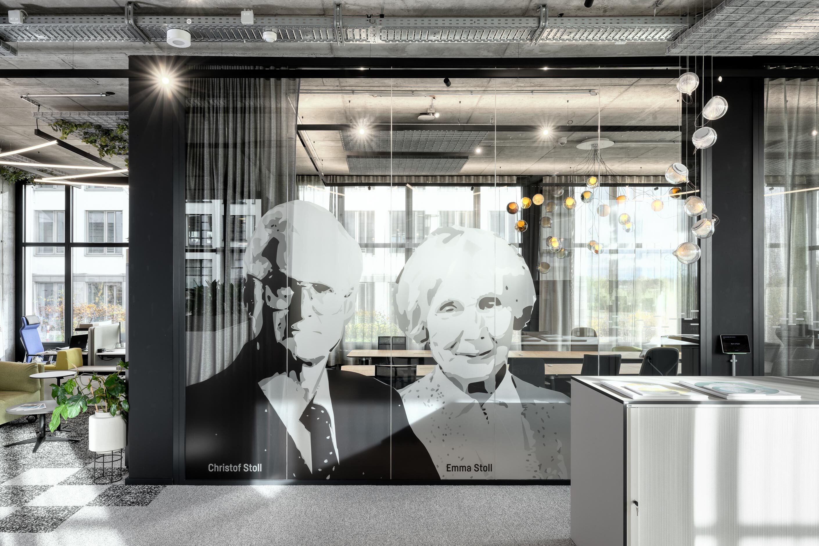 Sedus Showroom Eschborn | glass wall with vinyl of founders