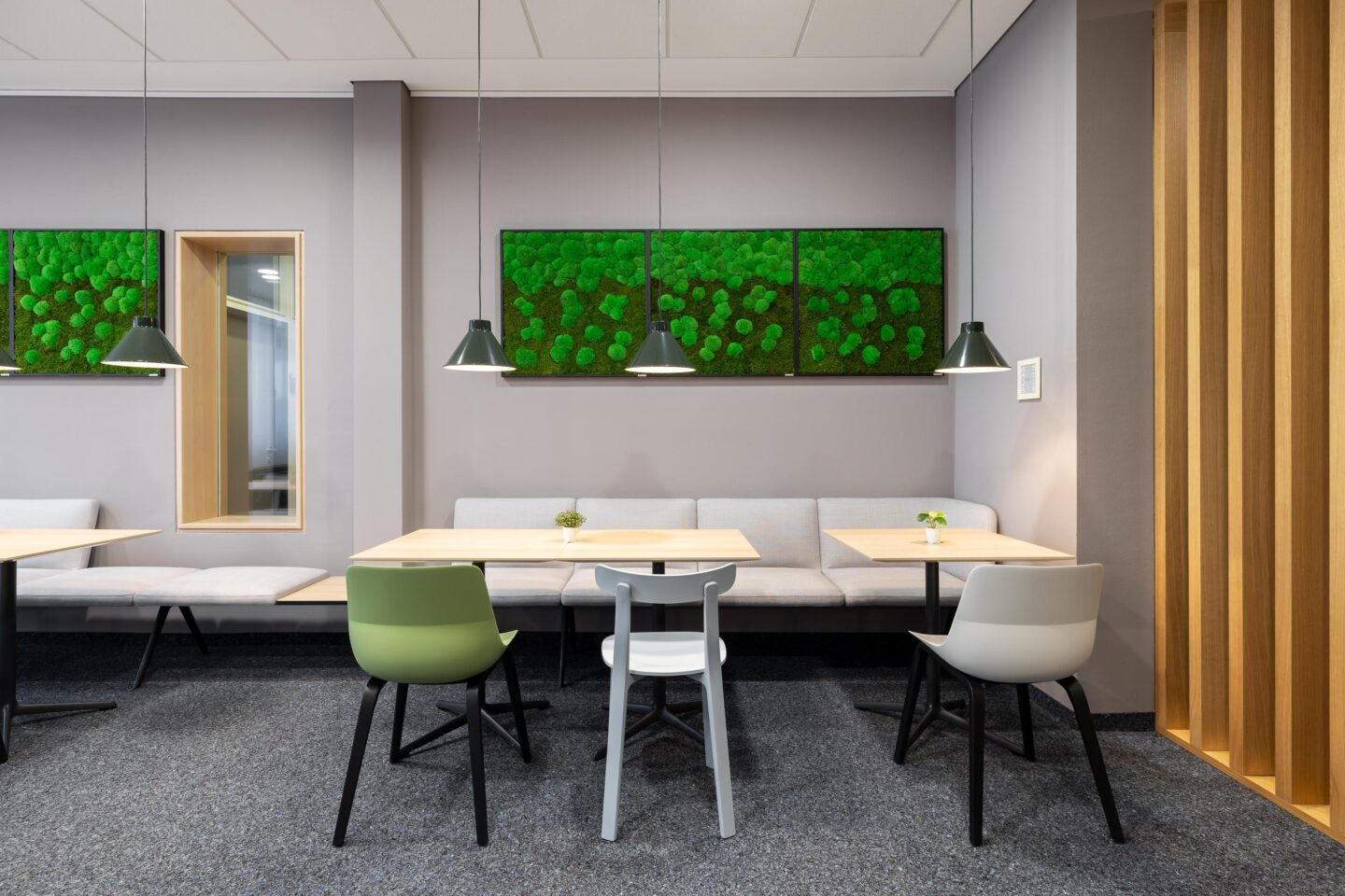 Workcafé FIZ Karlsruhe | green, grey and wooden color scheme of the cafeteria