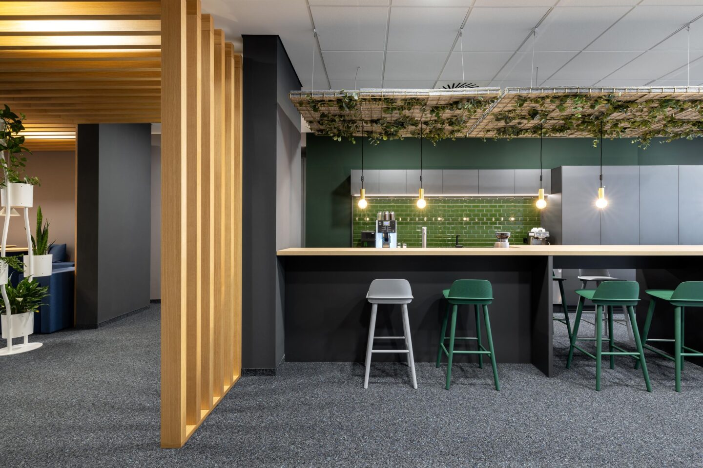 Workcafé FIZ Karlsruhe | oak slat construction partitioning the cafeteria into different zones
