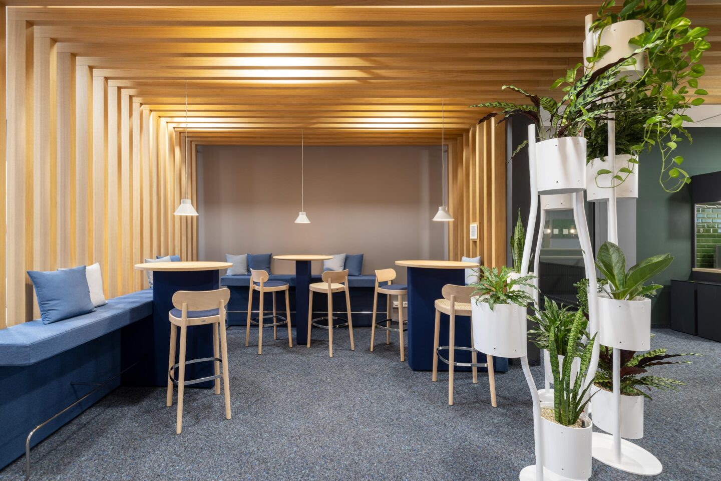 Workcafé FIZ Karlsruhe | small meeting zones in the cafeteria with bar stools