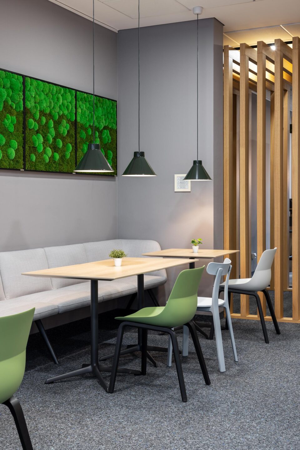 Workcafé FIZ Karlsruhe | naturfarbenes, grünes und graues Farbschema mit Holzlamellen und -tischen in der Cafeteria