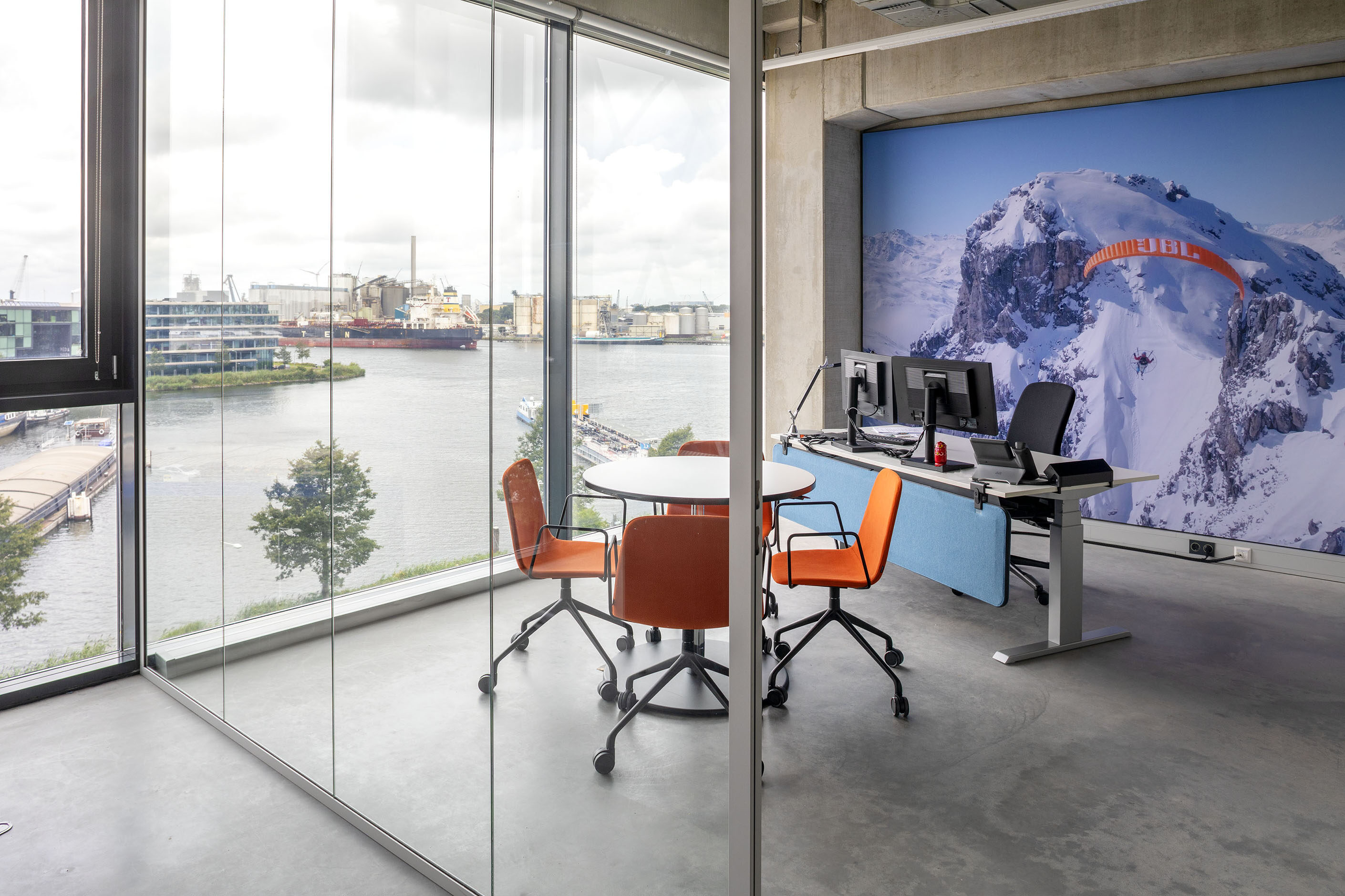 HARMAN Amsterdam | workstation with view of the river