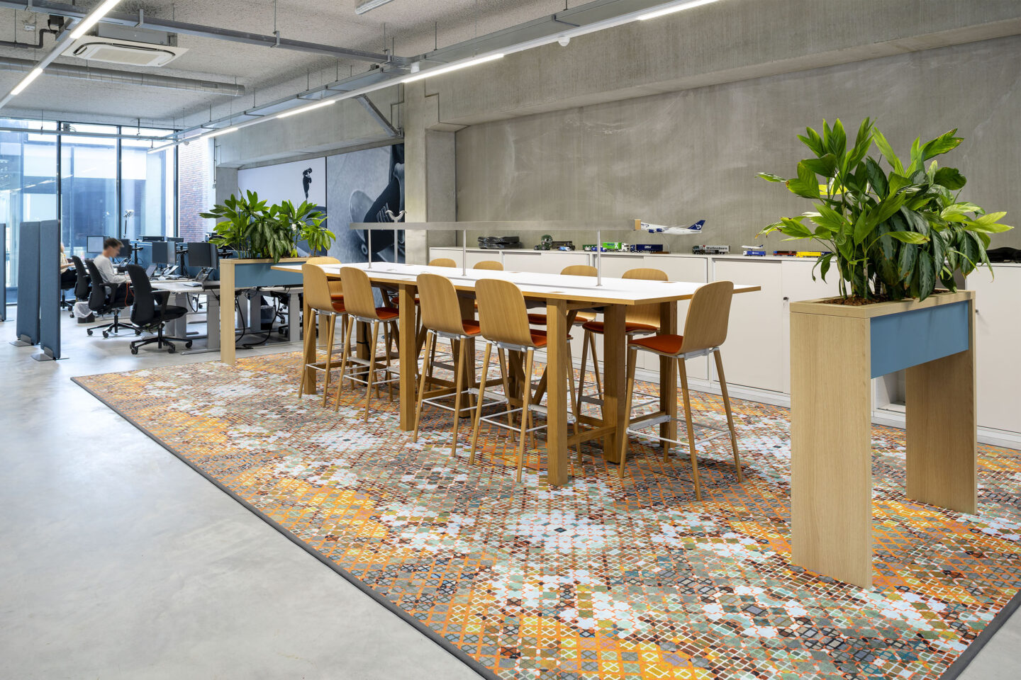 HARMAN Amsterdam | langer Tisch mit Stühlen für Besprechungen