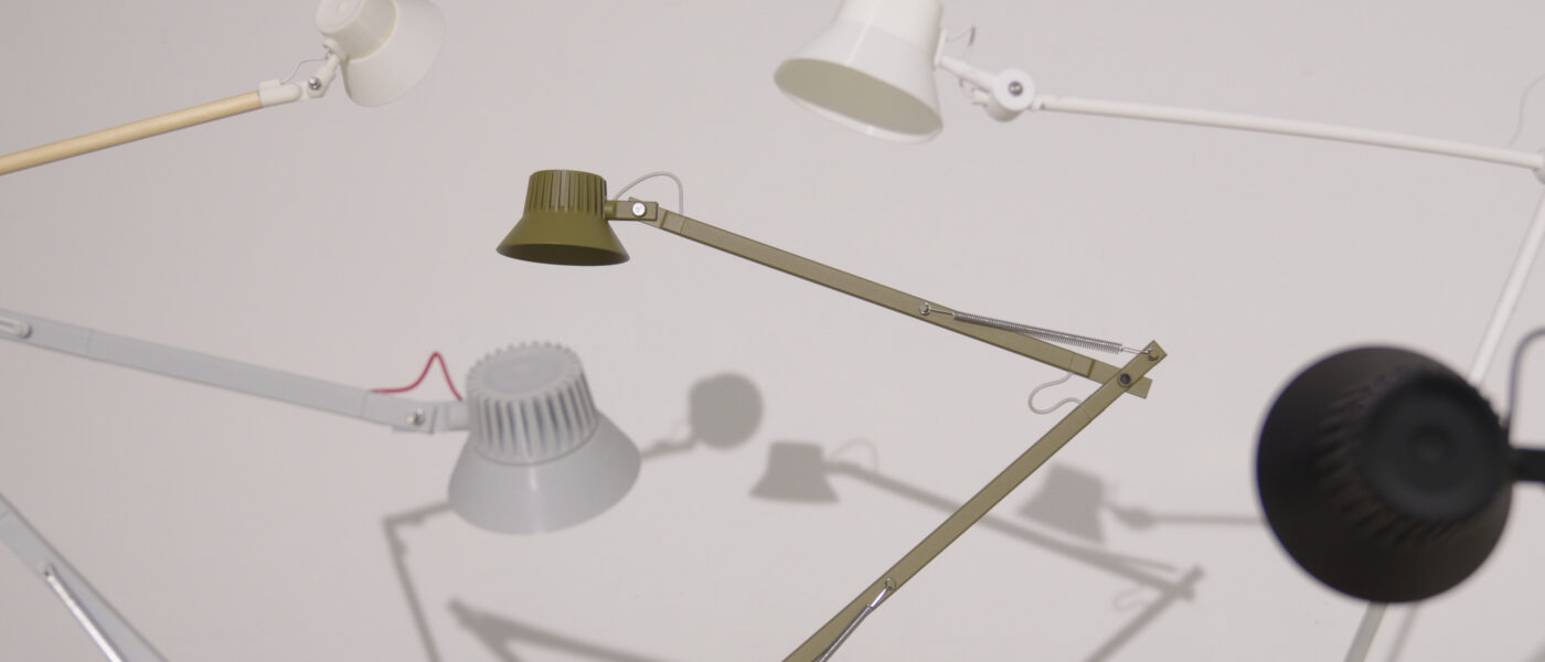 Dedicate Lamp von Muuto | verschiedene Ausführungen der Lampe werfen Schatten auf die weiße Wand dahinter