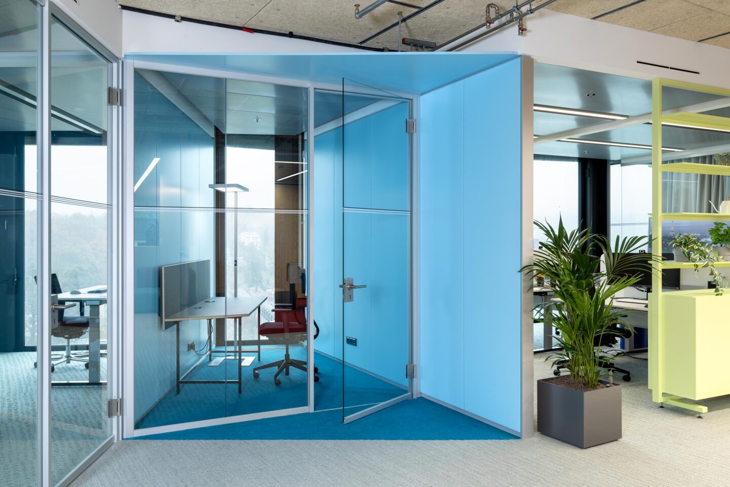 SWR Media Centre Baden-Baden | office with blue walls and front wall from glass