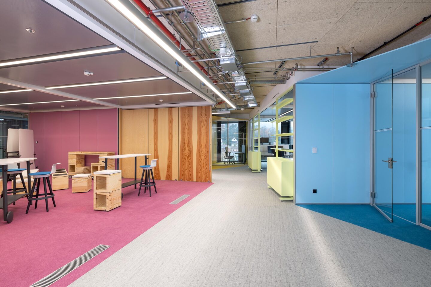 SWR Media Centre Baden-Baden | purple collaboration area next to blue office