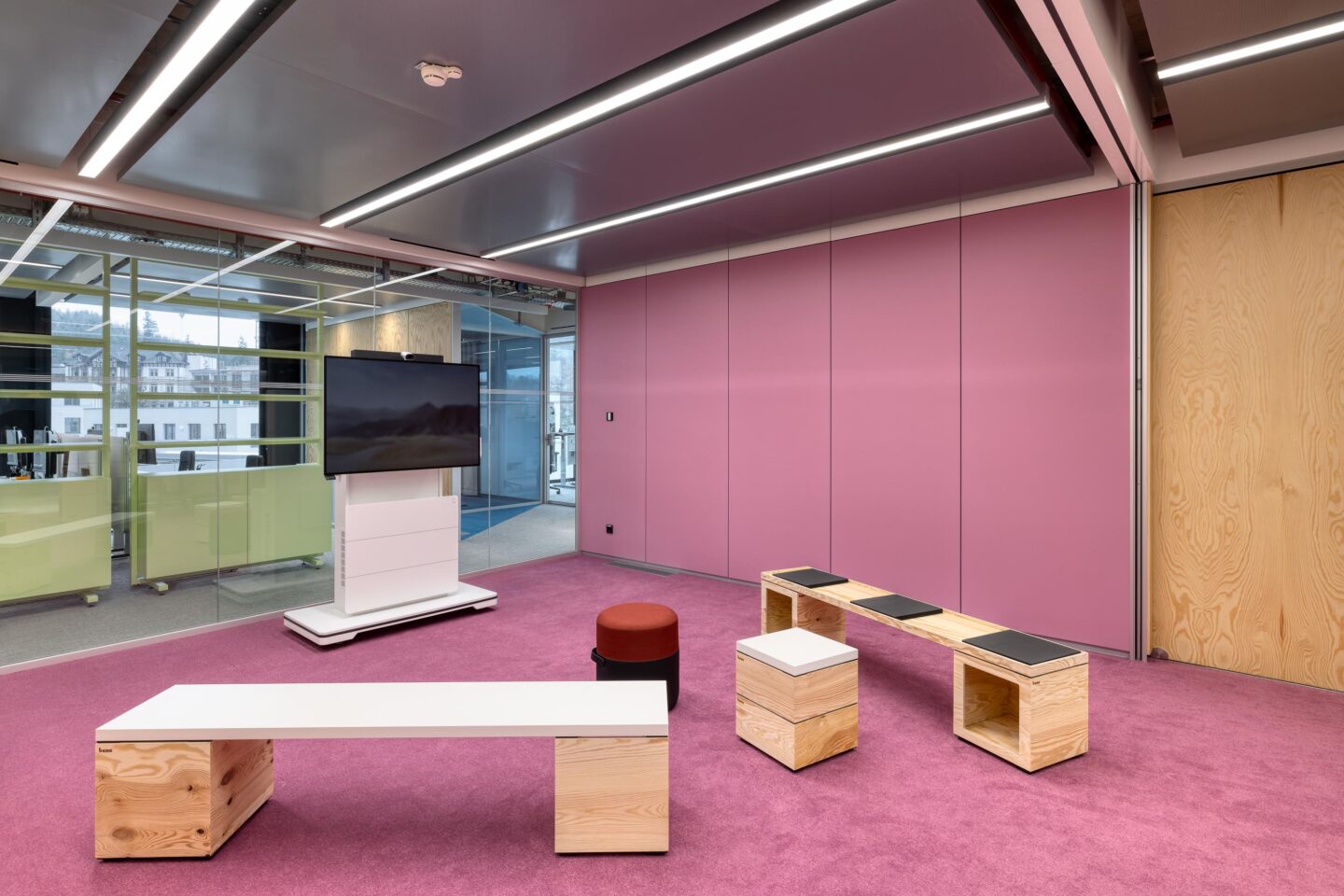 SWR Media Centre Baden-Baden | purple meeting room