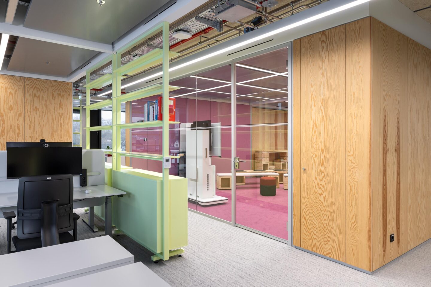 SWR Media Centre Baden-Baden | glass and wooden walls next to workstations