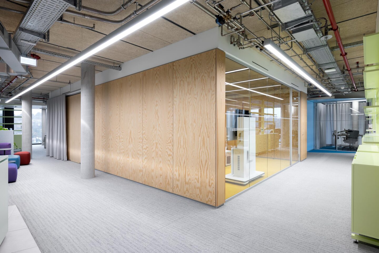 SWR Media Centre Baden-Baden | meeting room with light wooden wall and glass wall