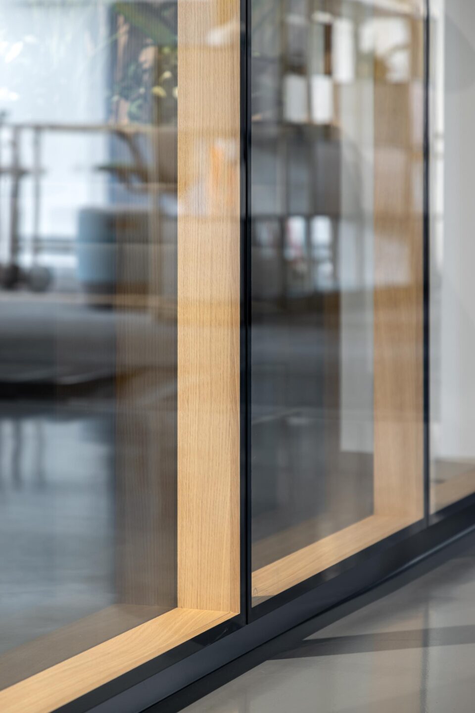 WSA WorkLife Dietlikon | elegant glass wall with wood details