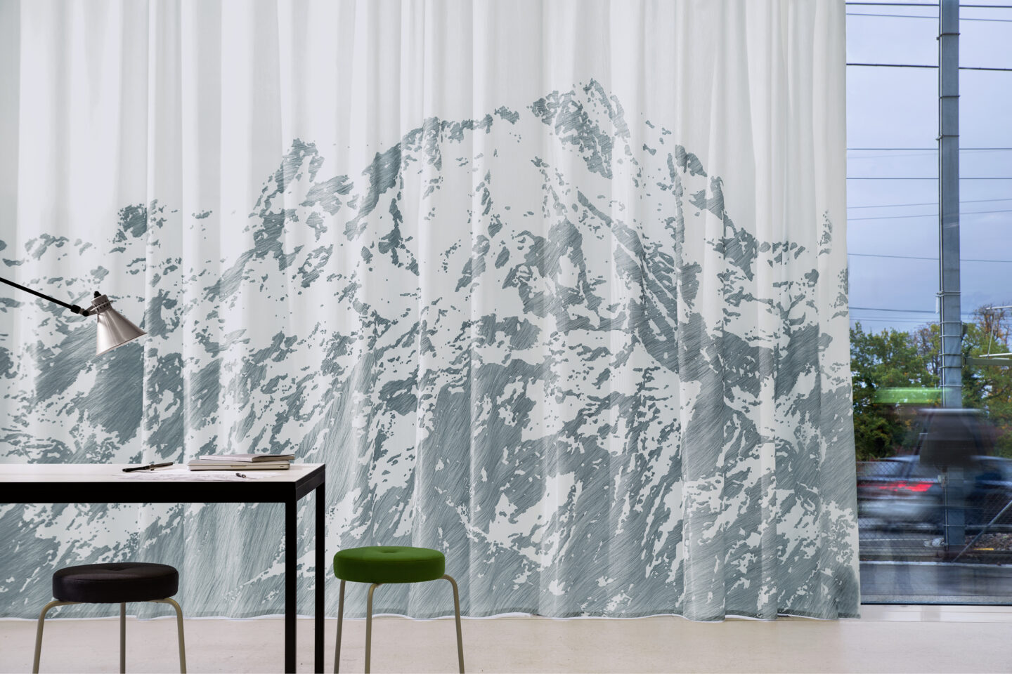 Création Baumann bei feco | mit Bergmotiv bedruckter Vorhang