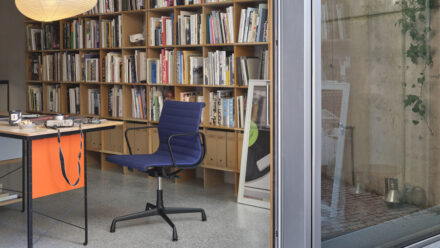 Aluminium & Soft Pad Chair | Rendering eines Arbeitsplatzes mit blauem Stuhl Bild