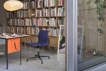 Aluminium & Soft Pad Chair | Rendering eines Arbeitsplatzes mit blauem Stuhl Bild